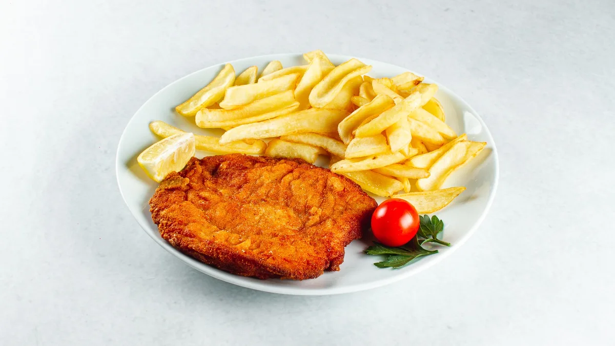 Bečki odrezak s pommes fritesom
