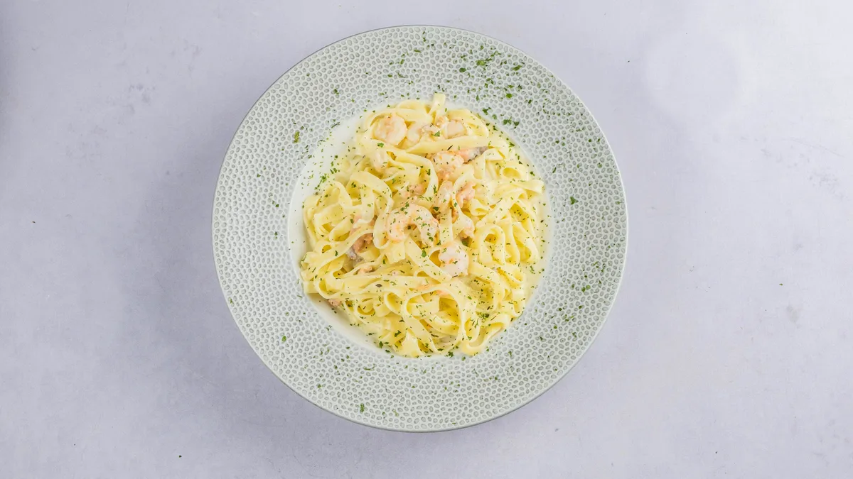 Tagliatelle al salamone e gamberi