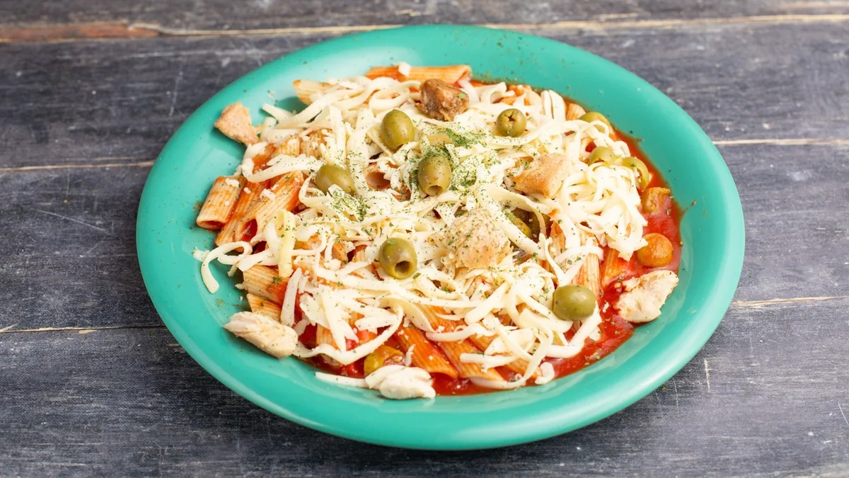 Penne arrabiata (oliva, pepperoni, paradicsom, sajt)