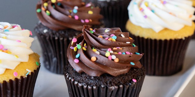 12-pack Vanilla and Chocolate Cupcakes