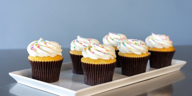 12-pack Vanilla Buttercream Cupcakes