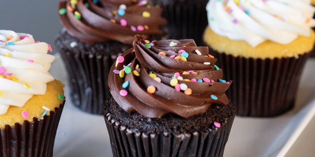 6-pack Vanilla and Chocolate Cupcakes