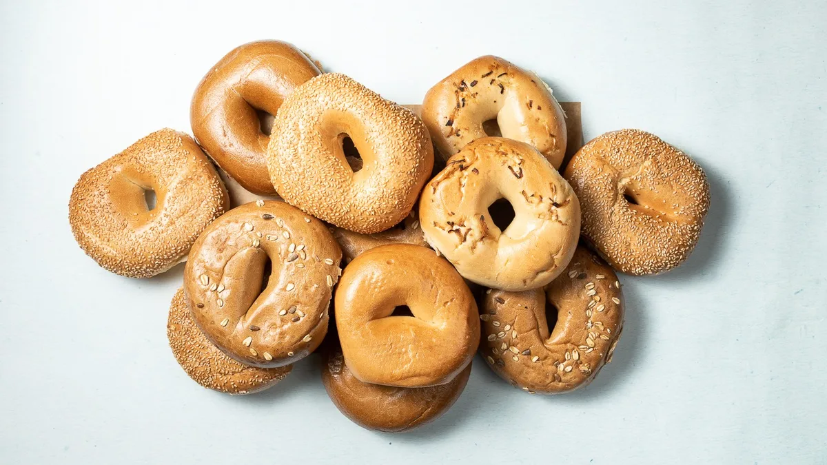 ‫מבצע בייגלים 10 + 1 🥯