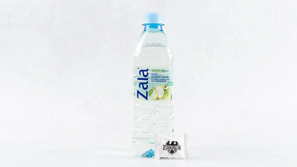 Zala Voda z okusom jabolko