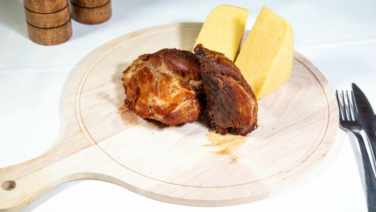 Carne de porc statuta la garnita si mamaliga