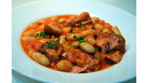 Iahnie de fasole cu ciolan dezosat si salata de muraturi