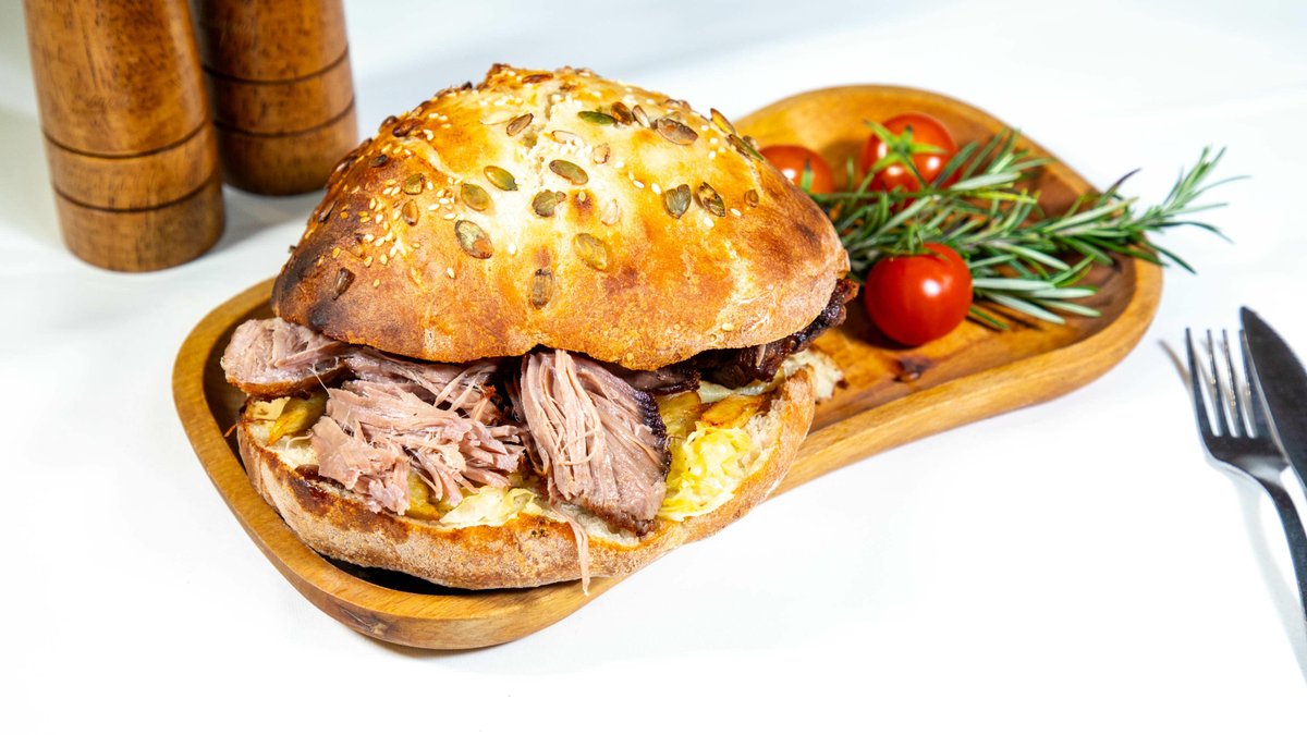 Lipie de casa umpluta cu suvite de carne la garnita ,cartofi si muraturi