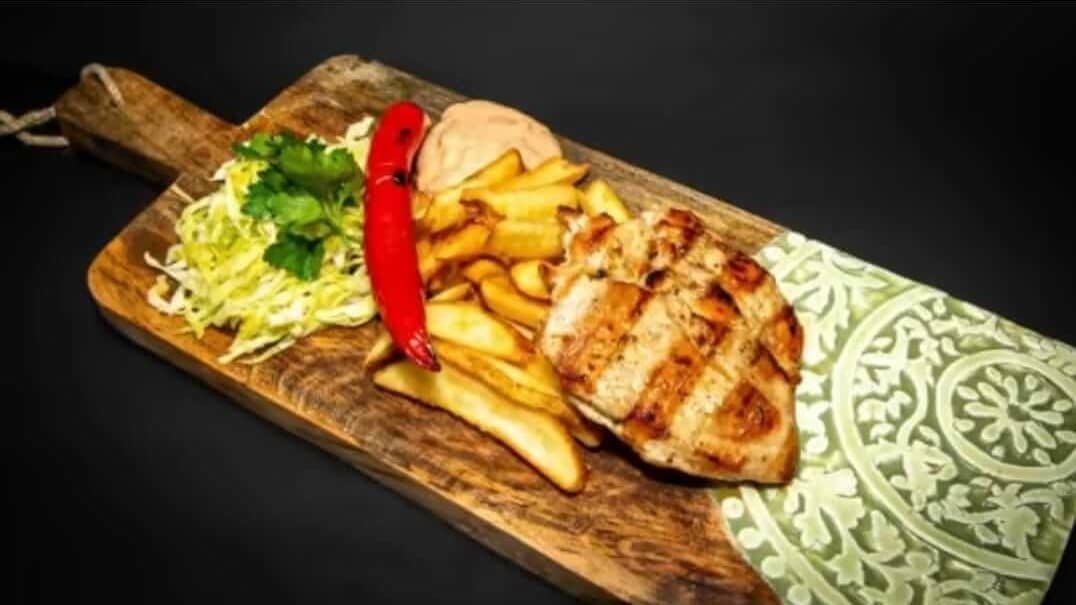 Meniu piept de pui+cartofi prajiti+salata de varza+kechup +chifla de casa