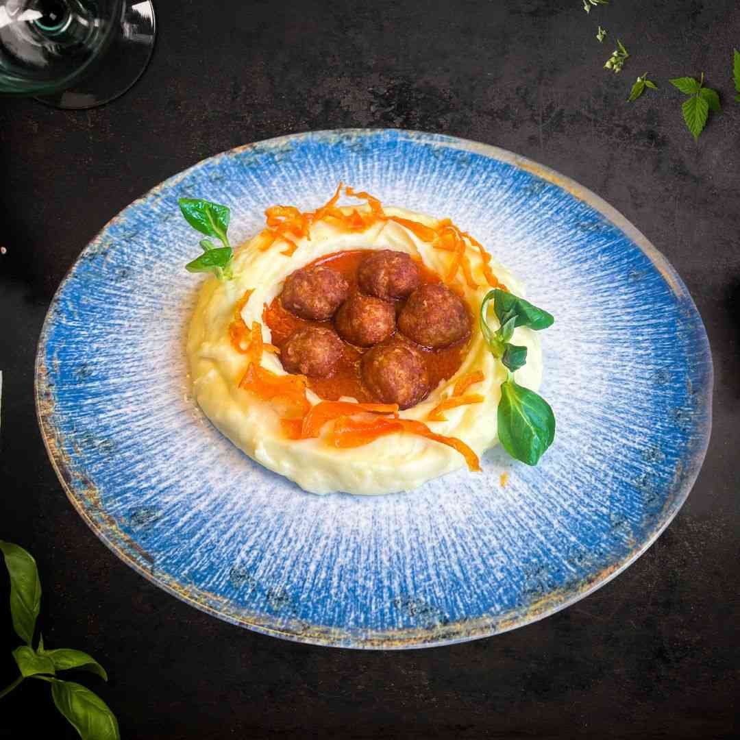 CUIB DE CHIFTELUTE MARINATE CU PIURE DE CARTOFI