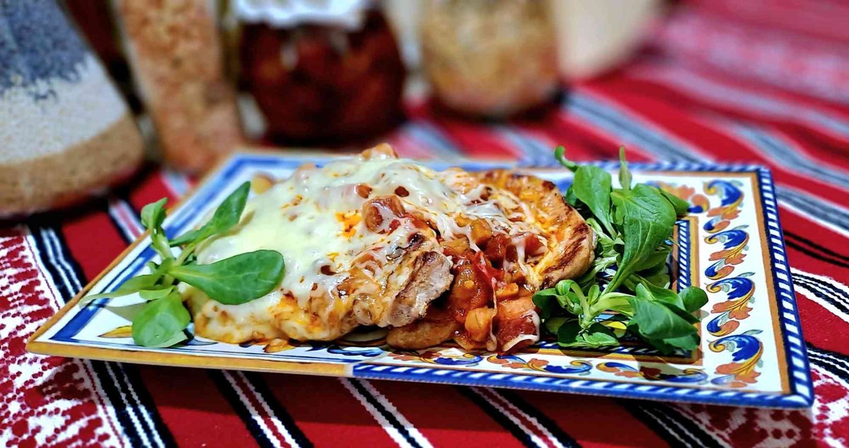PIEPT DE PUI  CHERCHELIT CU CASCAVAL SI SOS DE VIN