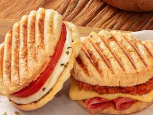 Panini de Queijo Branco com Tomate e Orégano