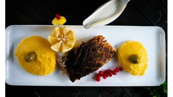 Crap prăjit în crustă de mălai sau făină/ Carp fried in cornmeal crust