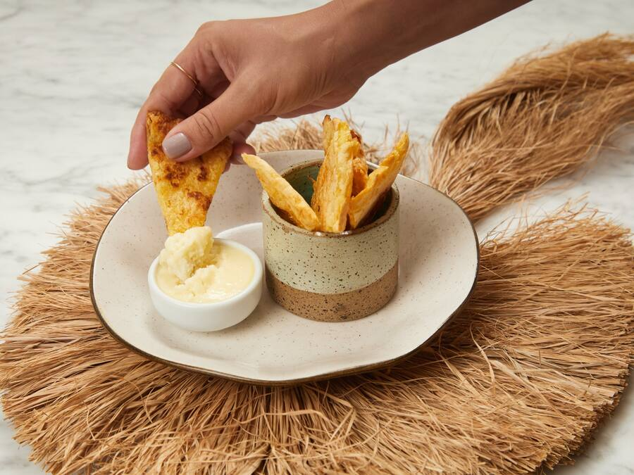Chips de Mandioca com 'Aioli' Trufado
