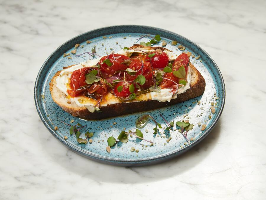 Toast de Queijo de Cabra e Tomate Confit