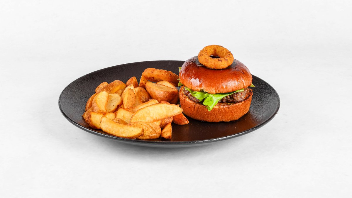 Casa Mia burger s krompirjem in čebulnimi obročki