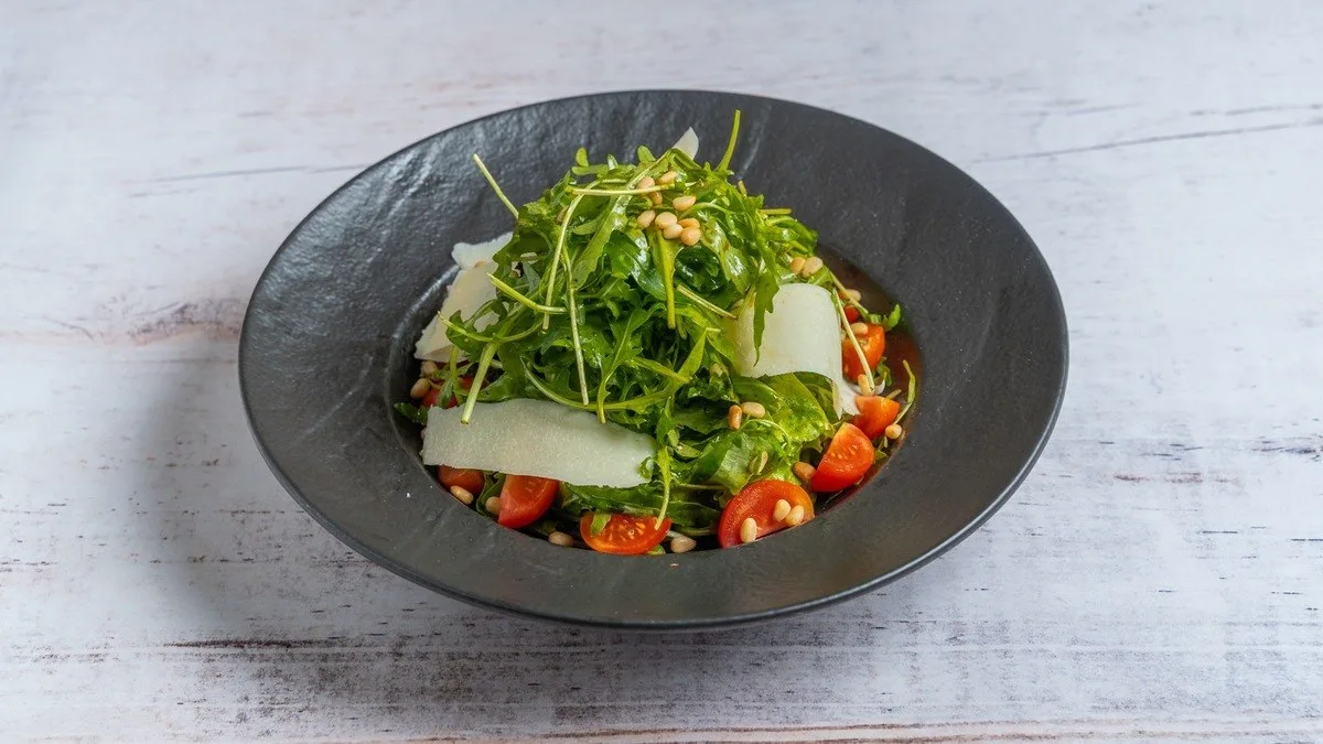 Salata rukola, čeri, pinjole i parmezan