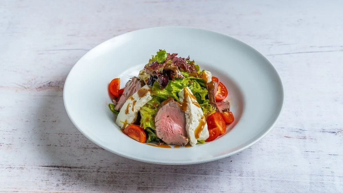 Salata sa dimljenim biftekom i kozjim sirom