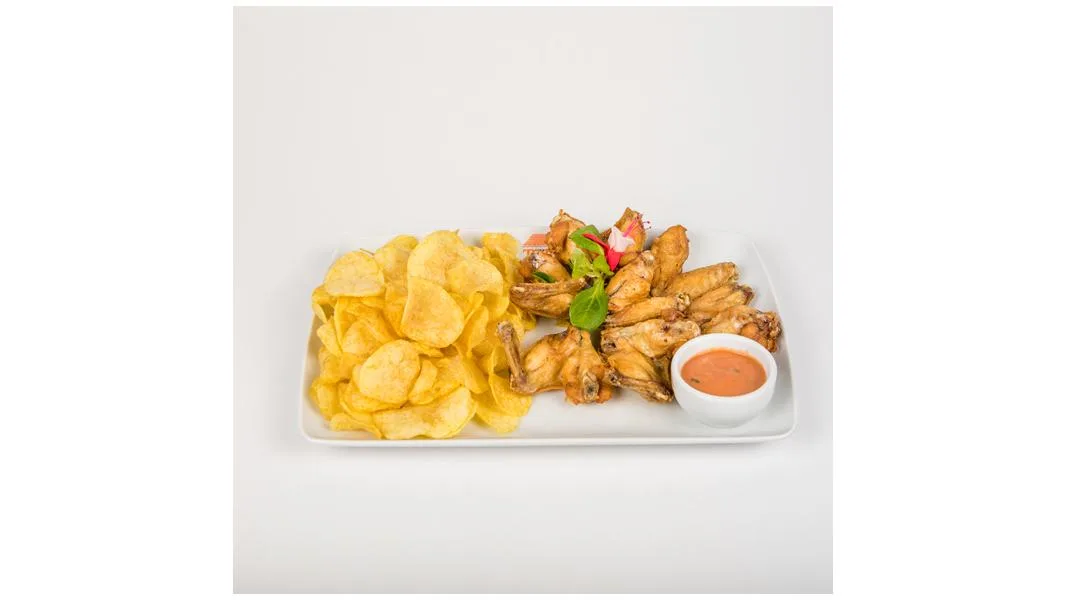 Aripioare de pui la ceaun, chips-uri, sos Tudor Special