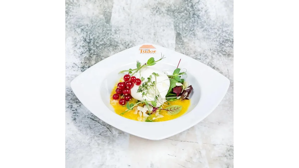 Burrata cu sos de ananas și salată crocantă