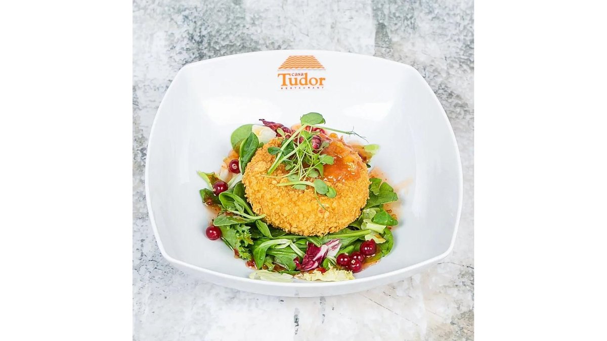 Camembert panko, cu mix de salată crocantă