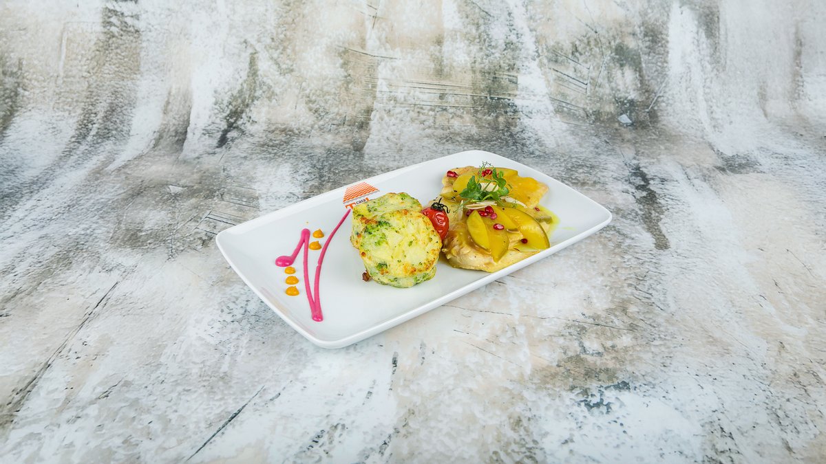Piept de curcan cu sos de mango, portocale și cartofi cu broccoli gratinați