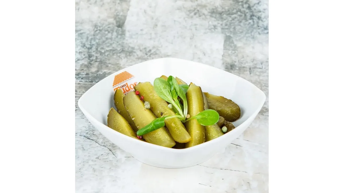 Salată de castraveți murați