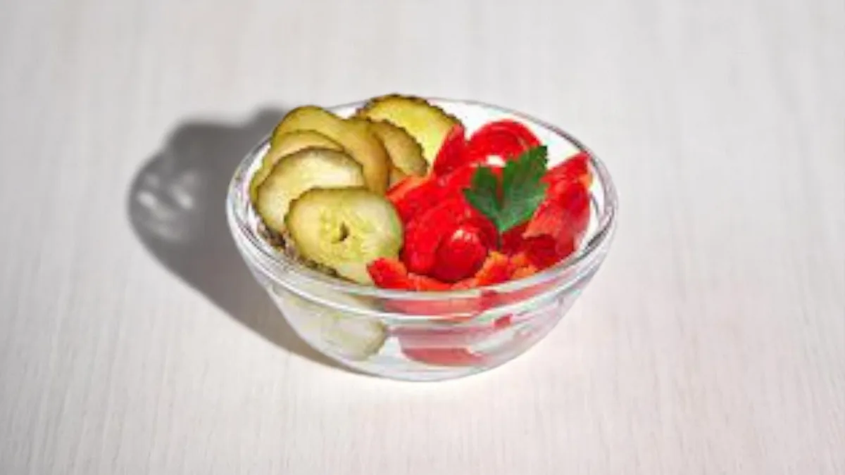 Salată de castraveți și gogoșari în oțet