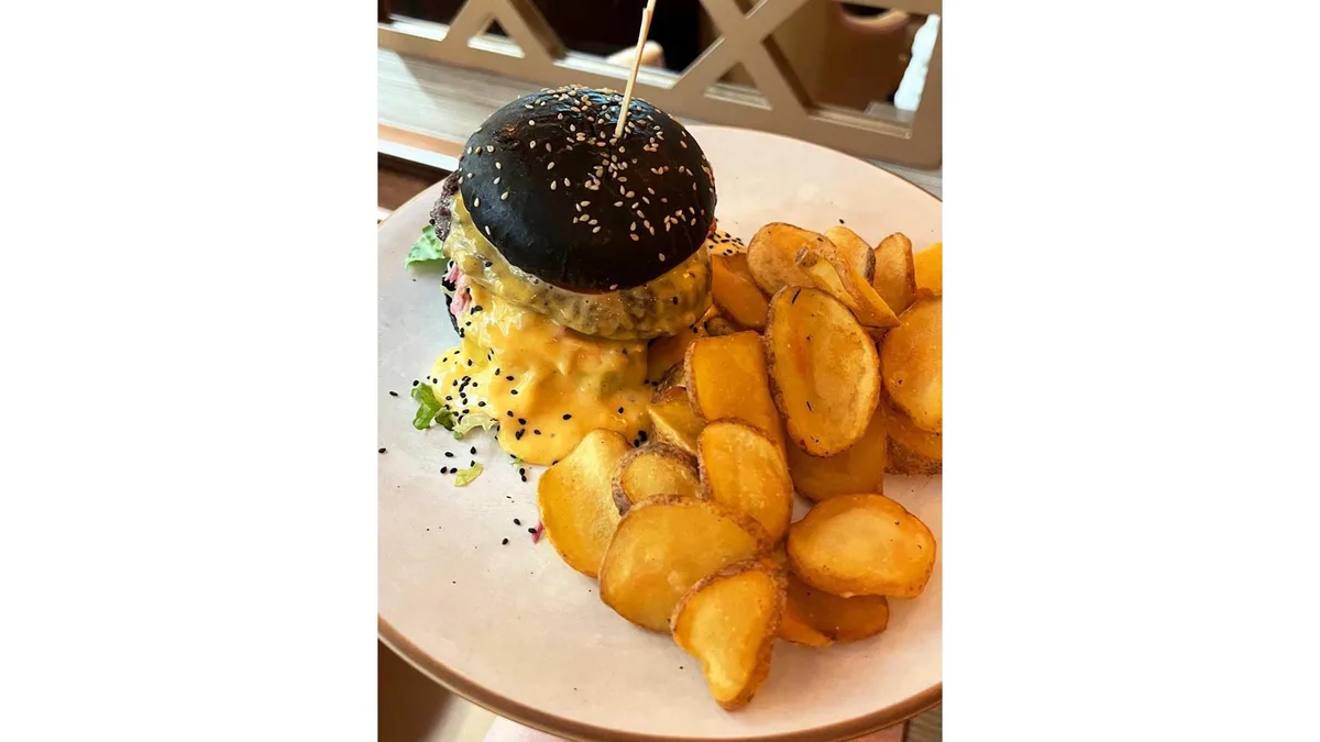 Burger de vită în chiflă neagră and sos cheddar
