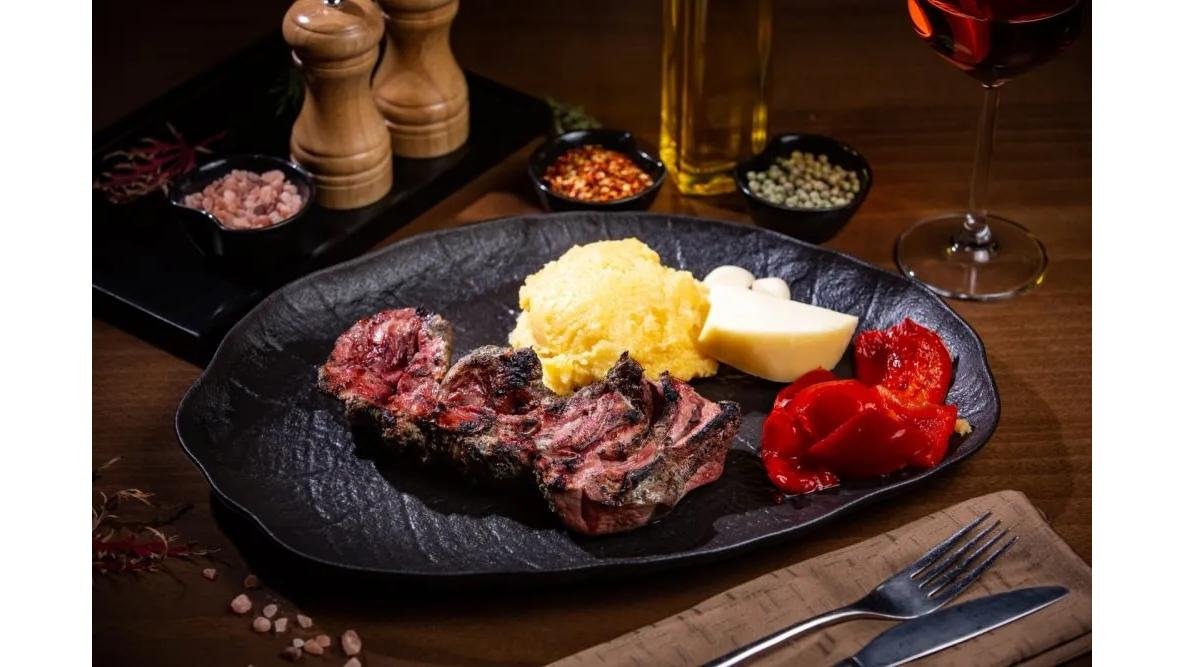 Pastramă de oaie cu mămăliguță si brânză de burduf