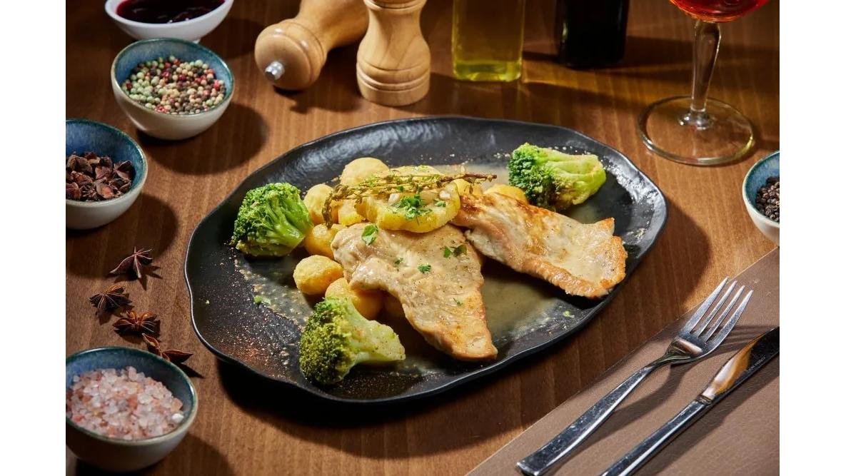 Piept de curcan cu piper și lămâie cu brocoli