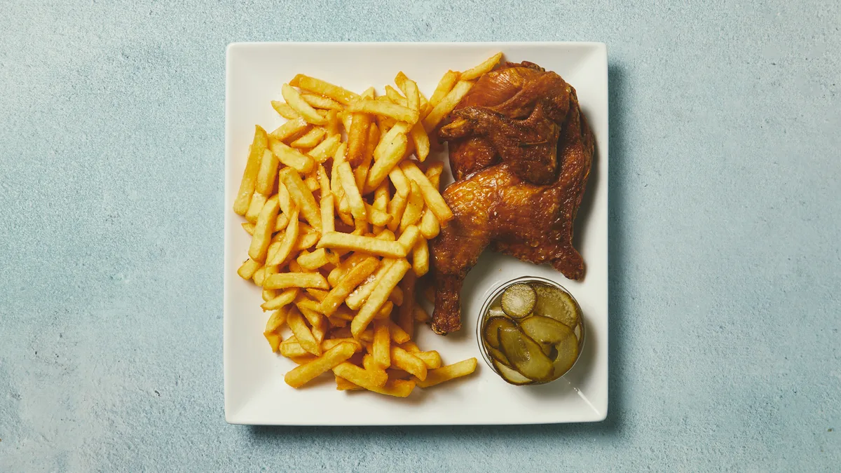Halv grillkylling med pommes frites