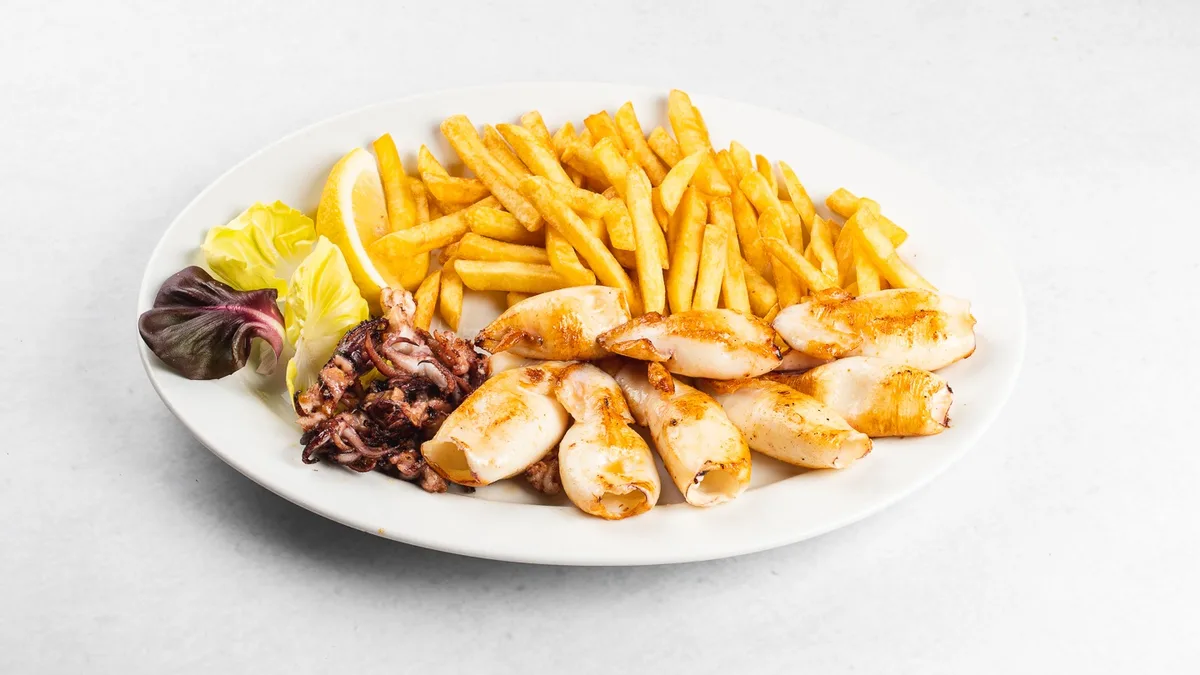 Lignje sa žara s prilogom (-30 % NA MENU PETKOM)