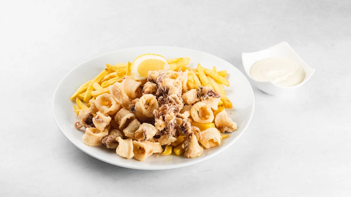 Pržene lignje s prilogom (-30 % NA MENU PETKOM)