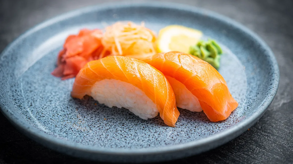spicy salmon nigiri 2tk