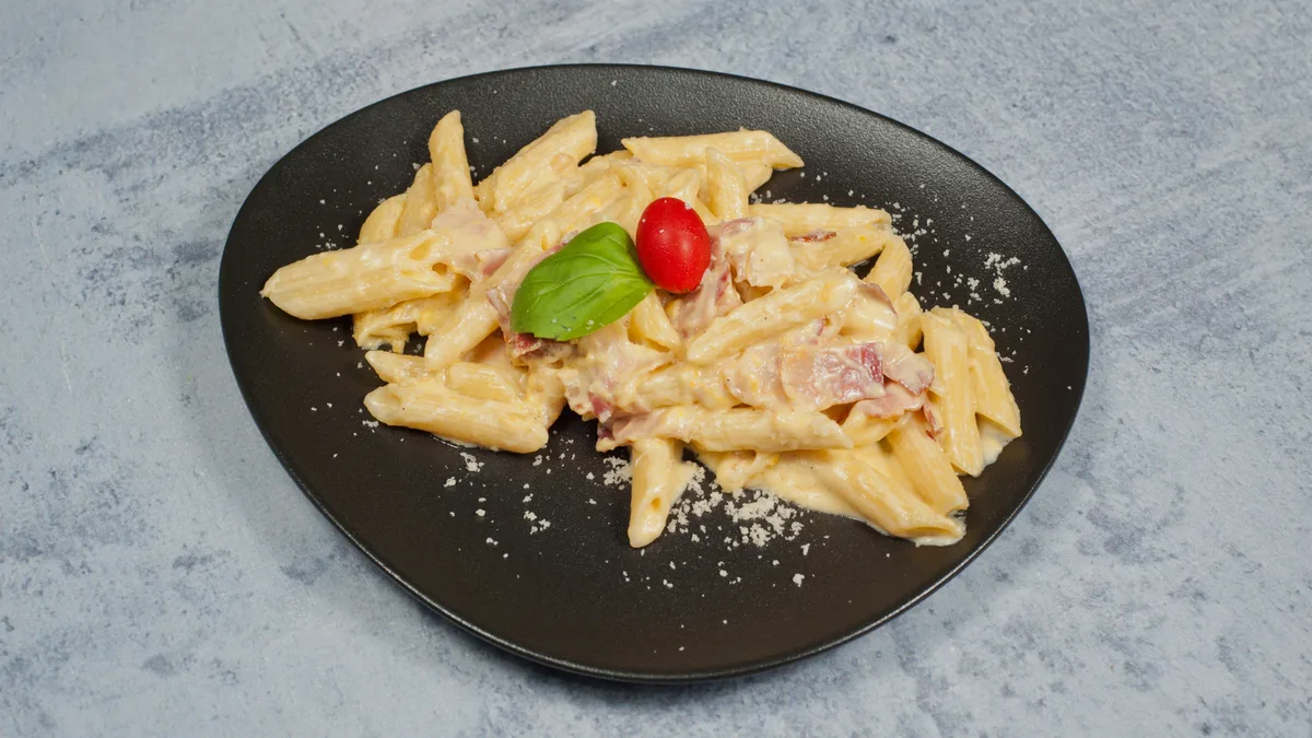 Pasta Carbonara + Coca Cola 0.33l FREE