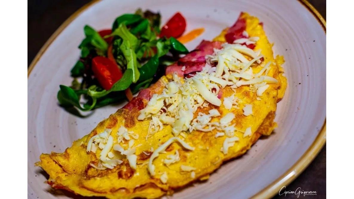 Omletă cu șuncă și cașcaval