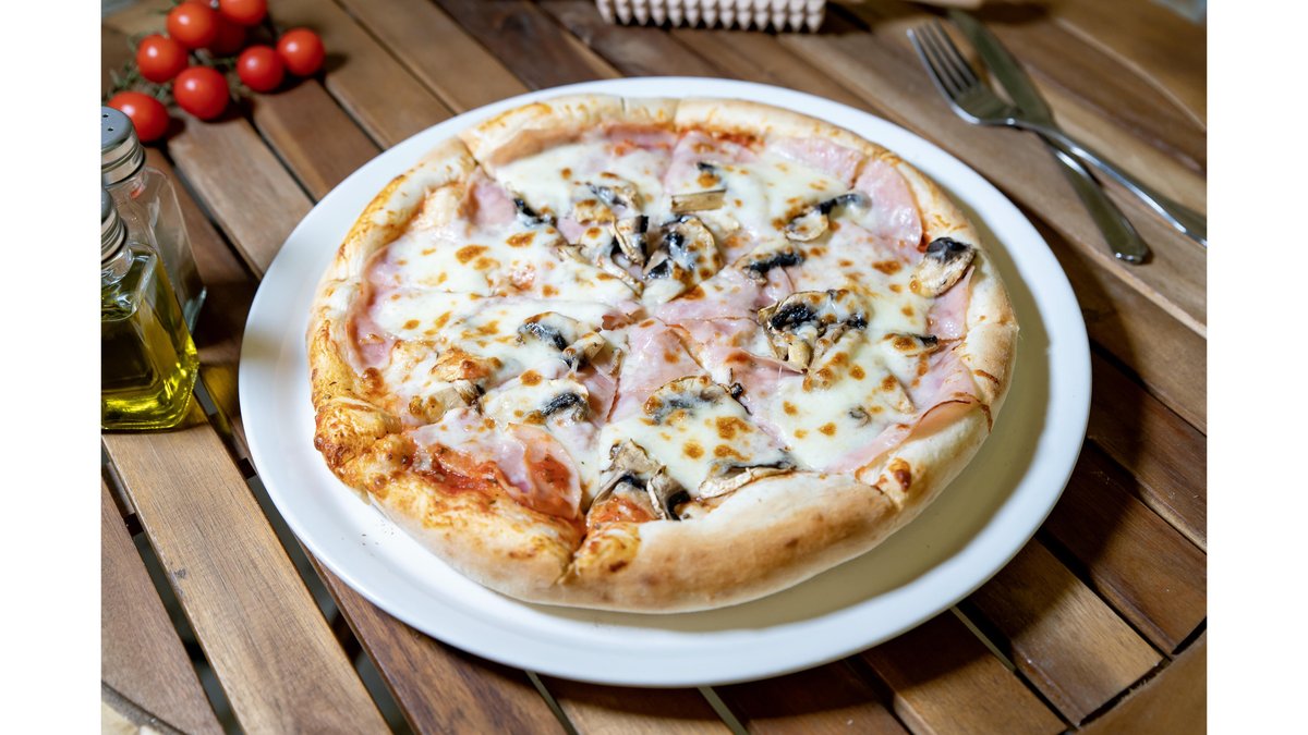 Pizza prosciutto funghi