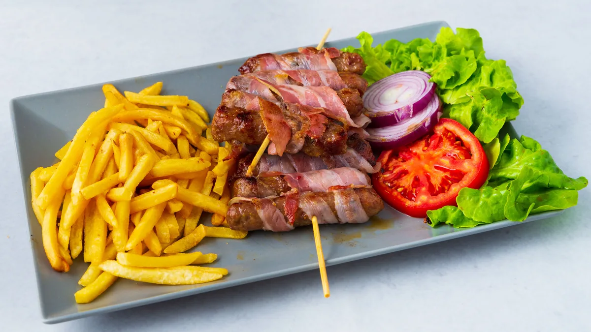 Ćevapi u slanini 7 komada + pomfrit