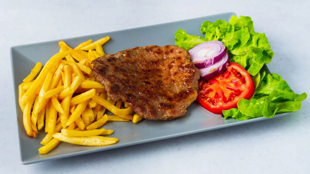 Juneća pljeskavica velika + pomfrit