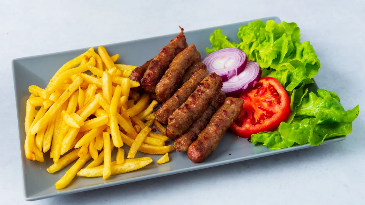 Juneći ćevapi 10 komada + pomfrit