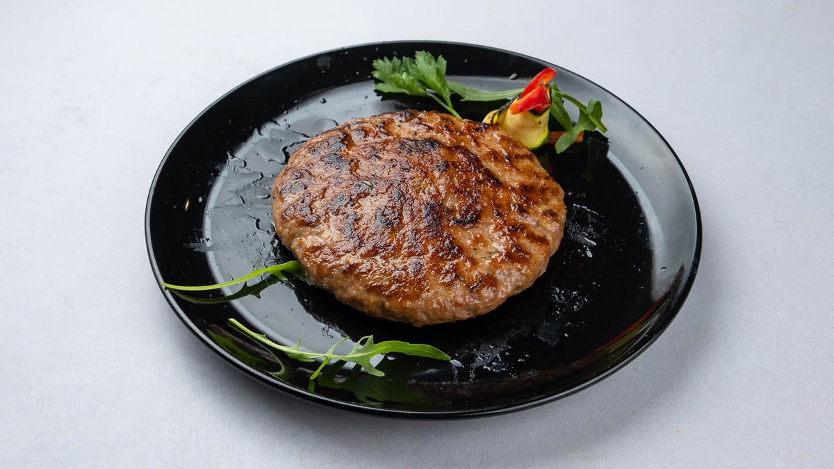 Domaća pljeskavica u umaku od kajmaka
