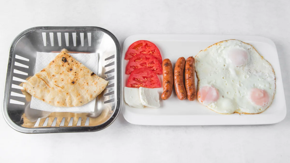 Tri jaja na oko, wurst