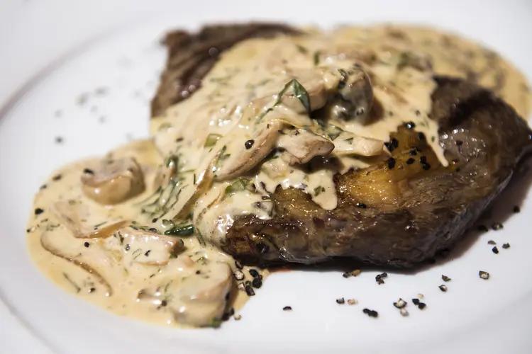 Bisteck de Lomito en salsa de champiñones