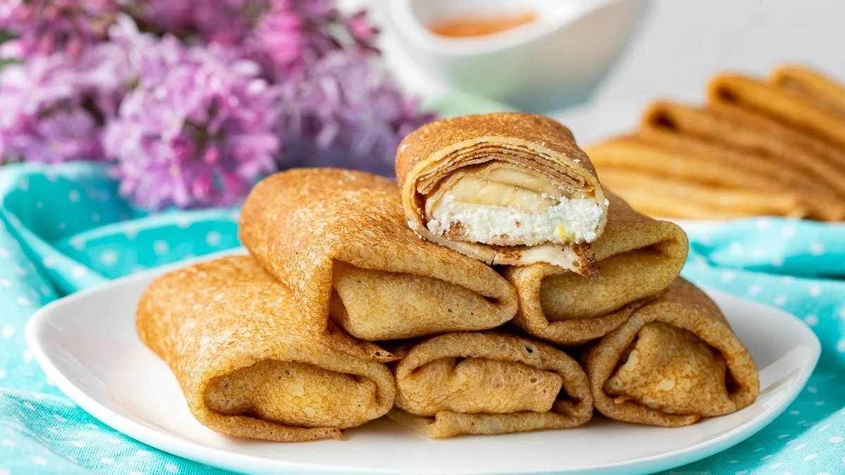 Pancakes with cottage cheese and raisins