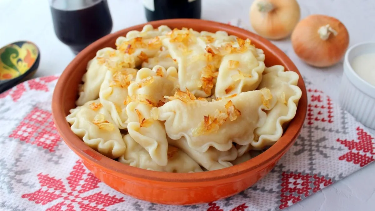 Vareniki with cabbage and cream
