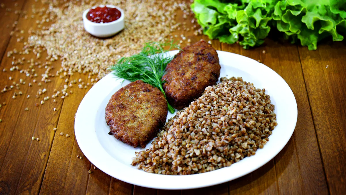Dana Ətindən Kotlet Qarnir ilə