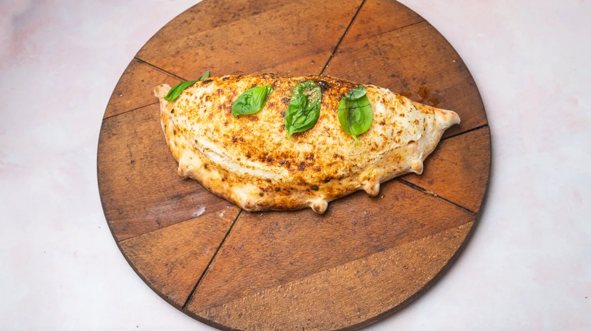 Quattro formaggi e salami calzone