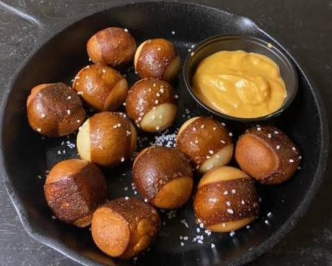 Pretzel Bites (12) w/ Beer Cheese Dipping Sauce
