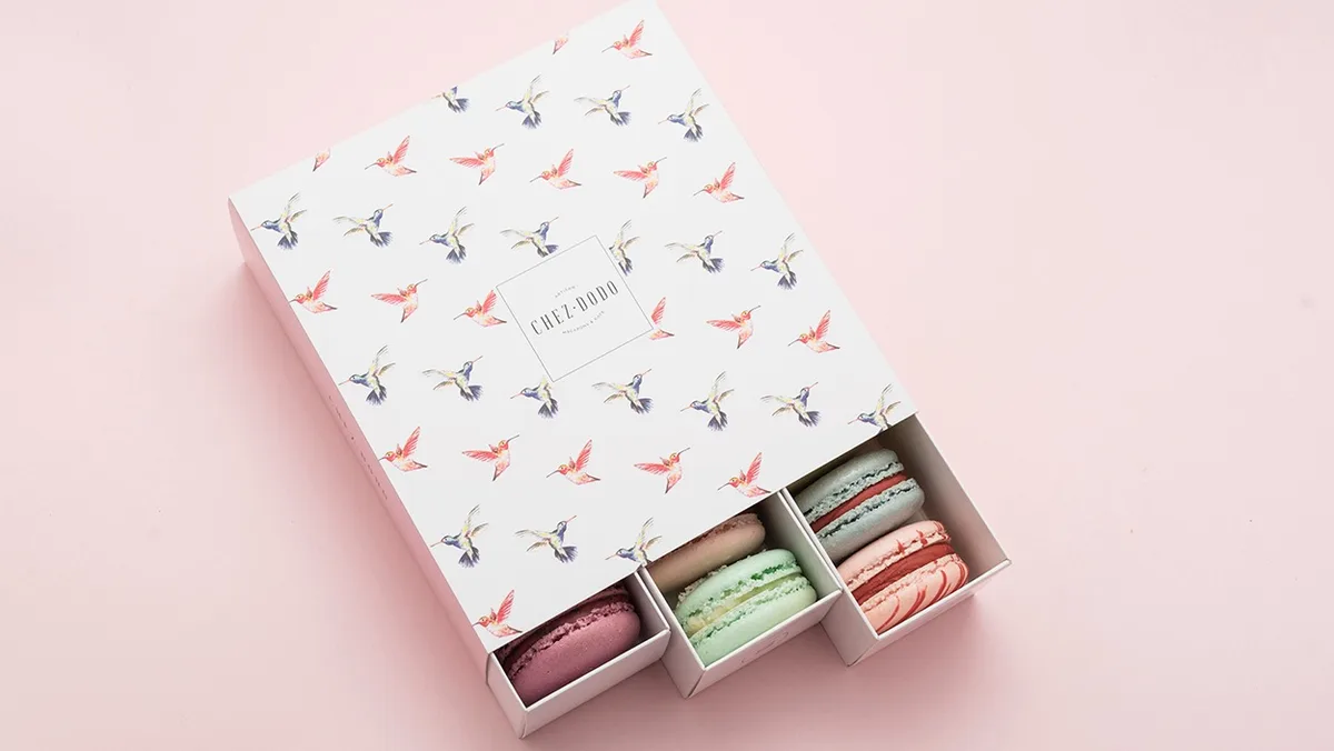 18 DB MACARON KOLIBRIS DÍSZDOBOZBAN (VÁLASSZ ÍZEKET!)