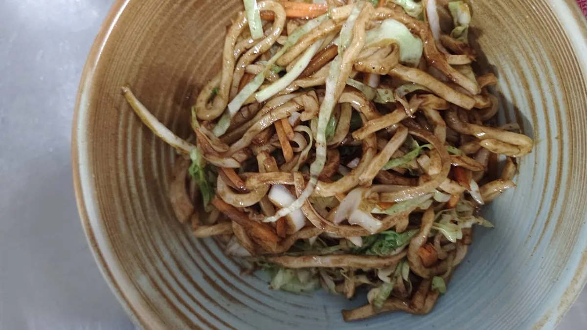 366 Udon rezanci prženi na voku vegetarijanski